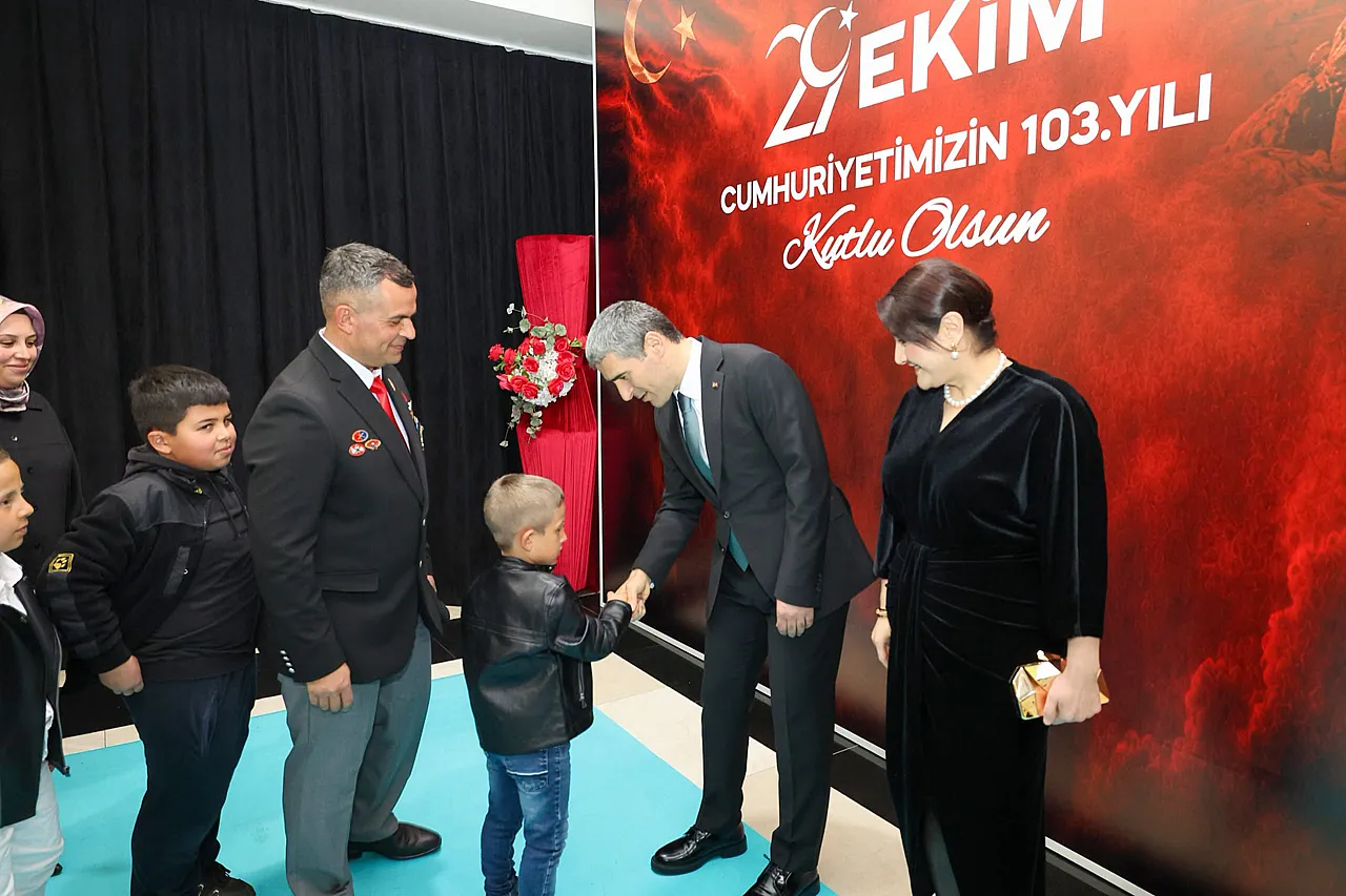 Cumhuriyet Resepsiyonu'nun Gözdeleri Gaziler ve Çocuklar