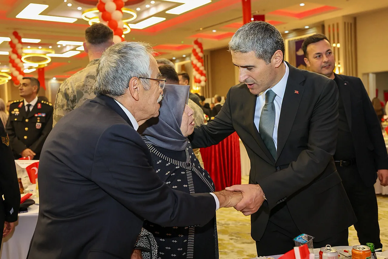 Cumhuriyet Resepsiyonu'nun Gözdeleri Gaziler ve Çocuklar