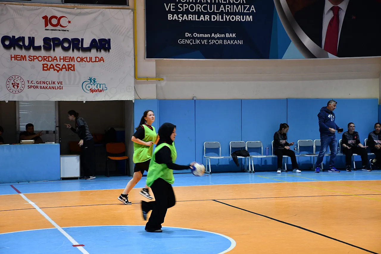 Okullar Sahaya İndi: Afyonkarahisar'da Büyük Kürsü Mücadelesi Başladı