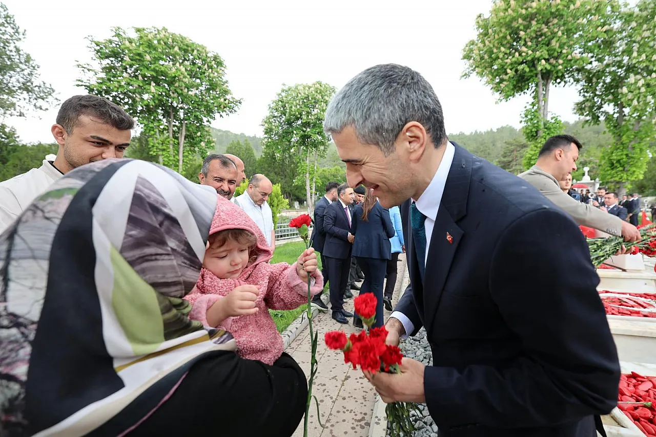 Aziz Şehitlerimize Bayram Öncesi Ziyaret