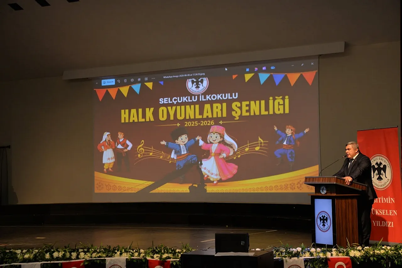 Halk Oyunları Performanslarına Büyük Alkış