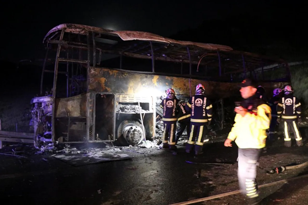 Denizli'de Bariyerlere Çarpan Yolcu Otobüsü Alev Aldı: 8 Ölü