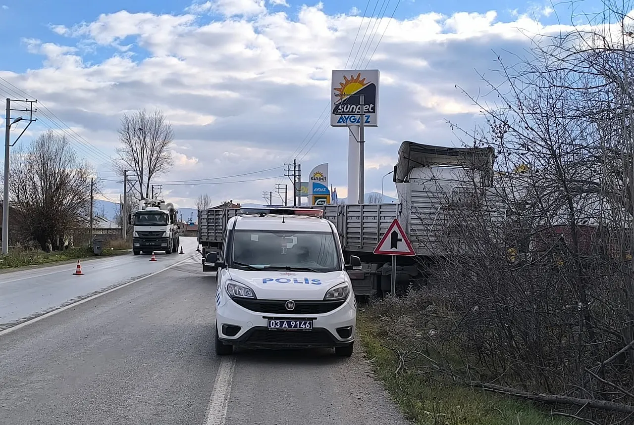 Direksiyon Hâkimiyetini Kaybeden Tır Önündeki Araca Çarptı