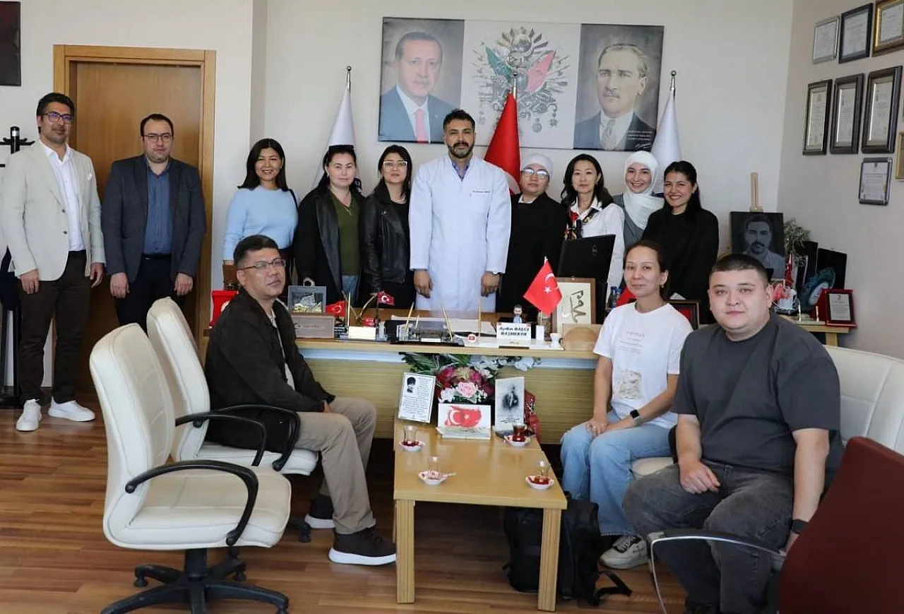 Kazakistan'lı Sağlık Yöneticileri Türkiye'deki Sağlık Uygulamalarını AFSÜ'de Deneyimledi
