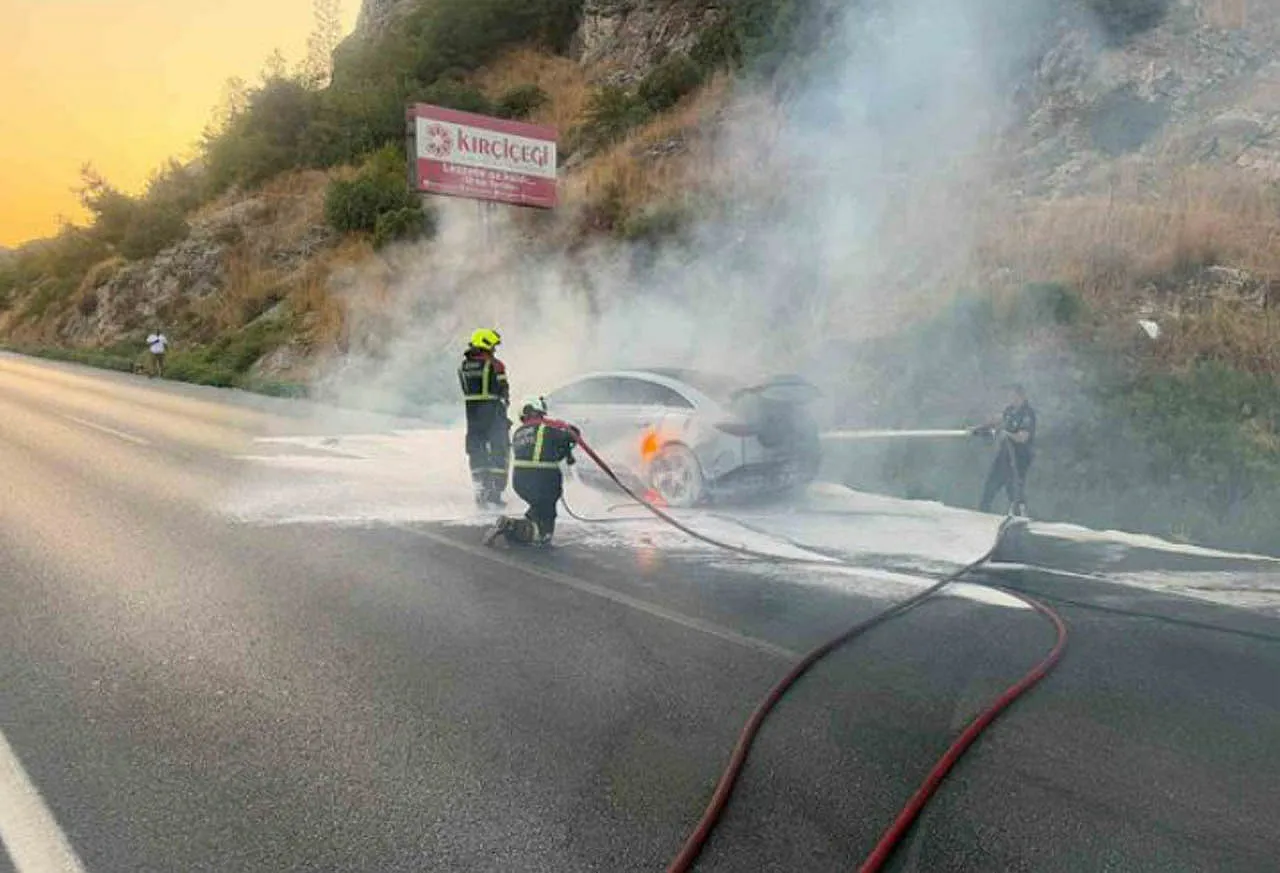 Yanan Elektrikli Otomobil 12 Saatte Söndürülebildi. Su İle Müdahale Söndürmeye Yetmiyor