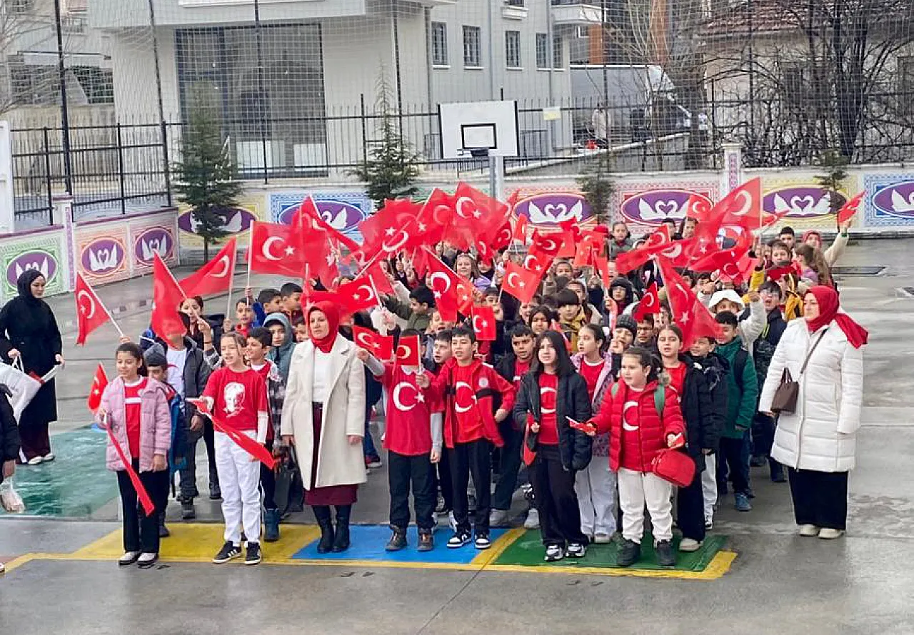 Hoca Ahmet Yesevi İlkokulu'nun Her Öğrencisi Bir Bayrak