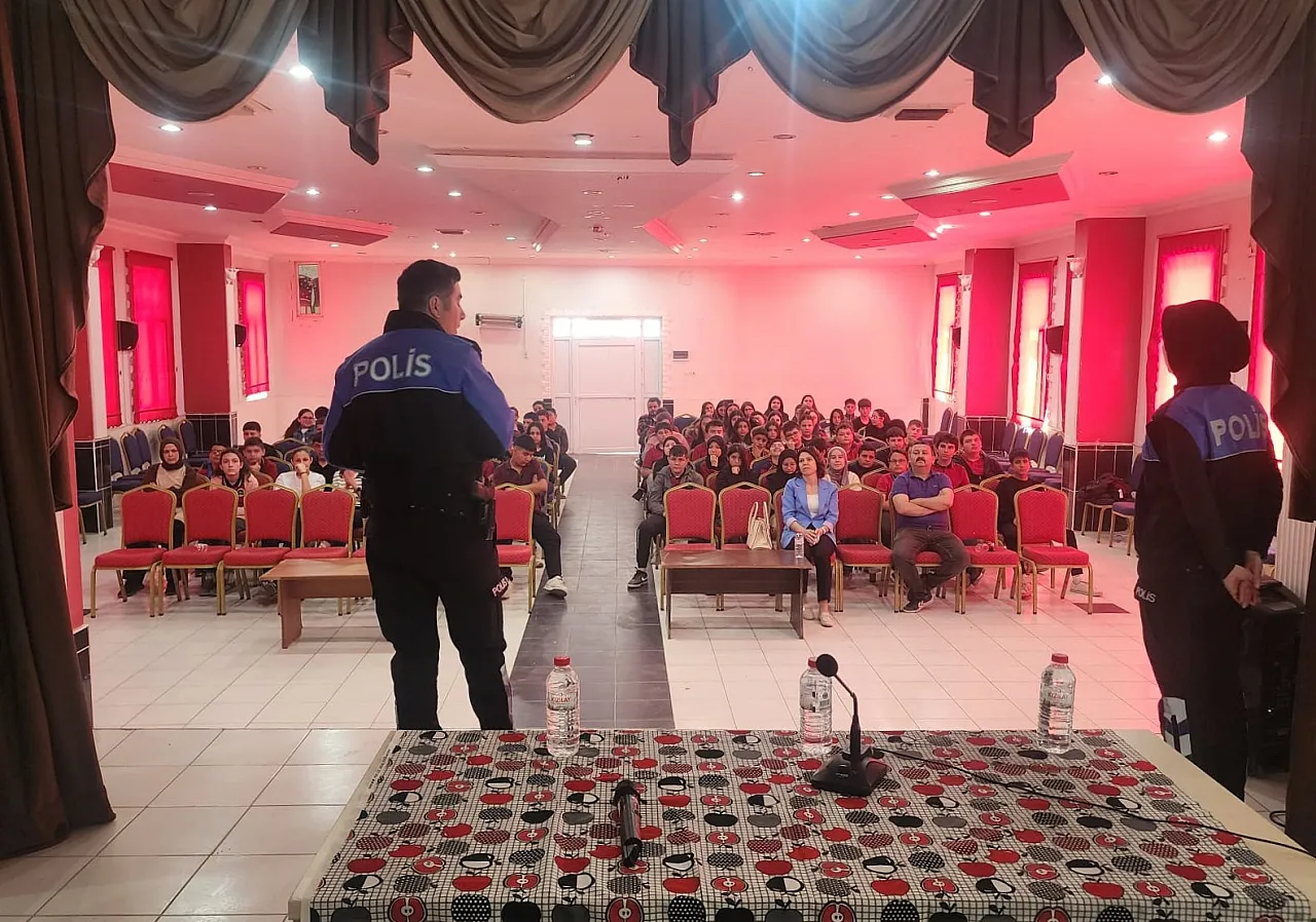 Afyon Polisi Evciler'de 265 Öğrenciye Eğitim Verdi