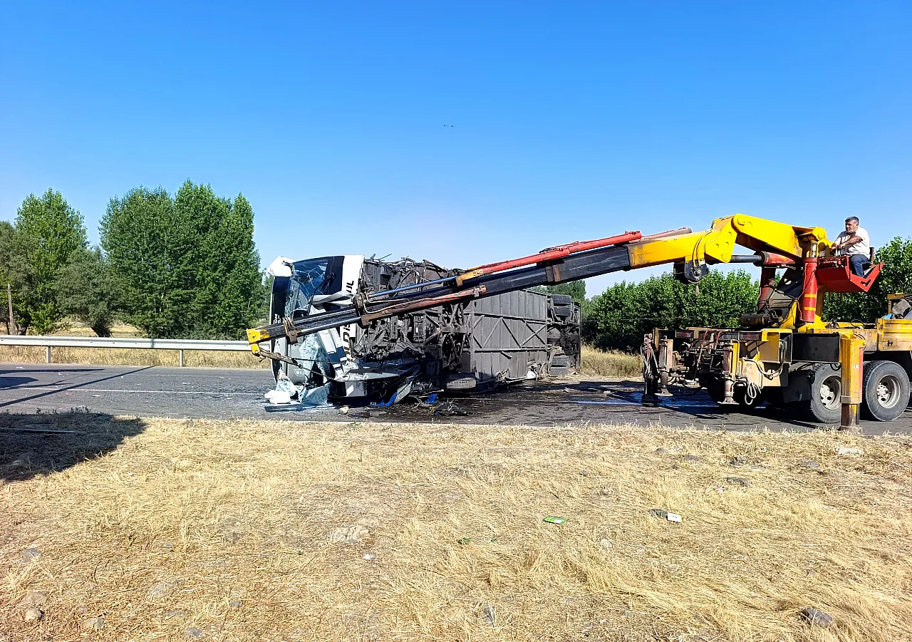 Afyon'da Yolcu Otobüsü Devrildi: 22 Kişi Yaralandı