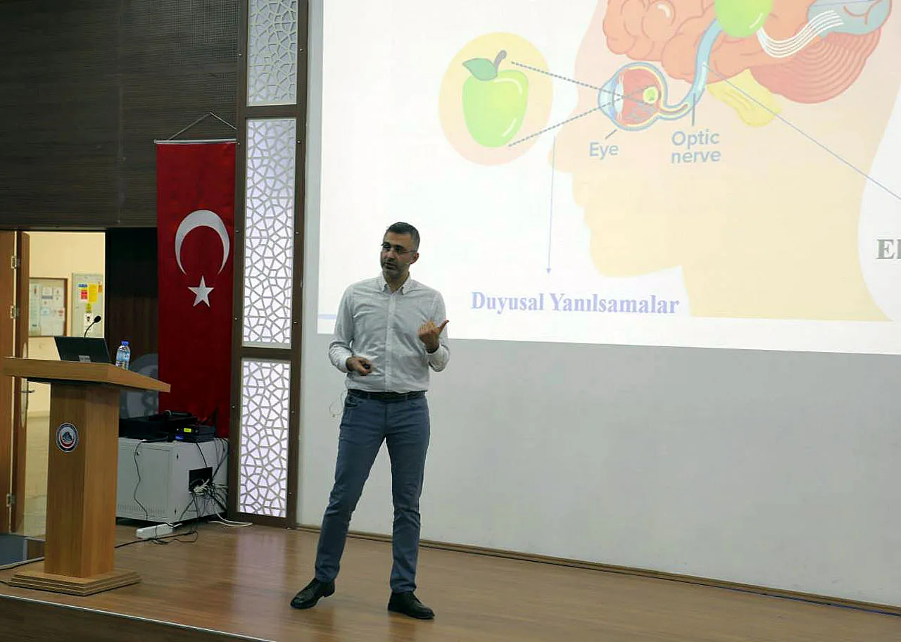 Gözümüzle Değil, Zihnimizle, Görüyoruz. Beyniniz Size Oyun Mu Oynuyor? İşte Kanizsa Üçgeninin Sırrı!