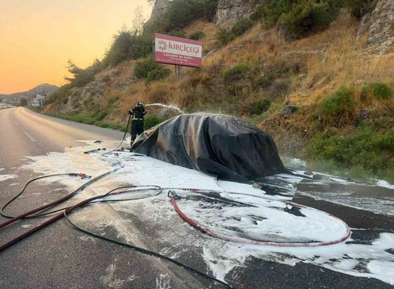 Yanan Elektrikli Otomobil 12 Saatte Söndürülebildi. Su İle Müdahale Söndürmeye Yetmiyor