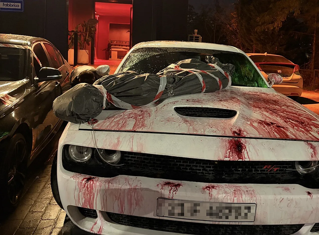 Eskişehir'de Kaputunda Ceset Figürü ve Kan Lekesi Olan Otomobil Polisi Harekete Geçirdi!