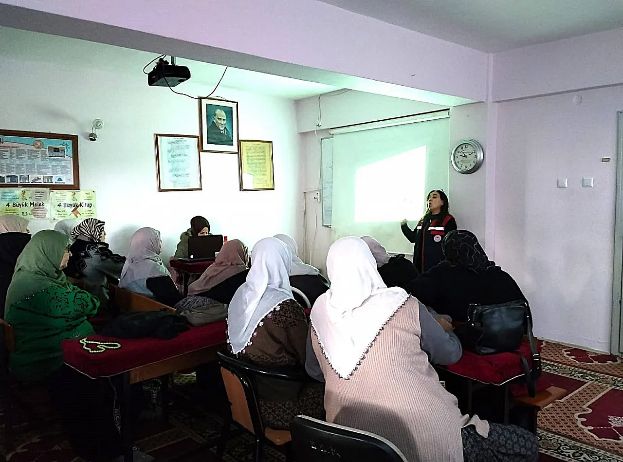 Afyon'da Kadın Çiftçilerin Eğitimleri Sürüyor