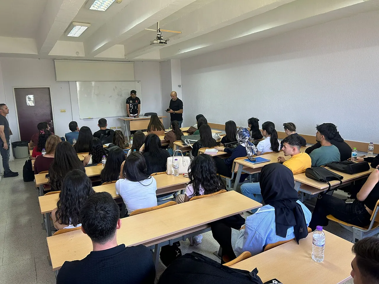 Afyon'da Polisten Üniversite Ve Kışlaya Özel Eğitim