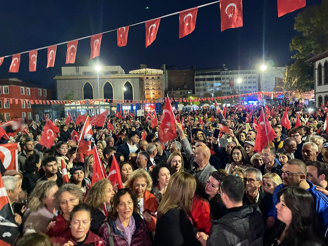 Meşaleler Yandı, Marşlar Söylendi: Afyon'da Cumhuriyet Gecesi Unutulmaz Oldu