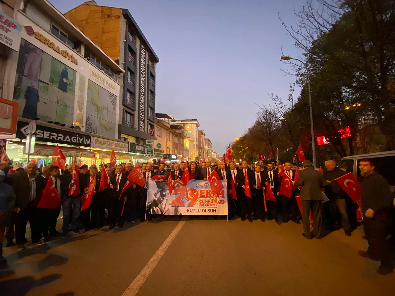 Meşaleler Yandı, Marşlar Söylendi: Afyon'da Cumhuriyet Gecesi Unutulmaz Oldu