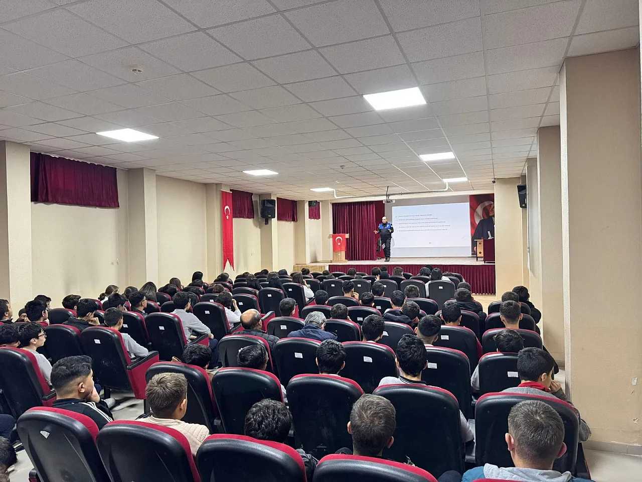 Polisler, Lise Öğrencilerini Bilinçlendirdi