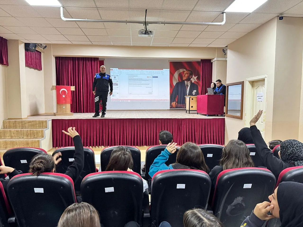 Polisler, Lise Öğrencilerini Bilinçlendirdi