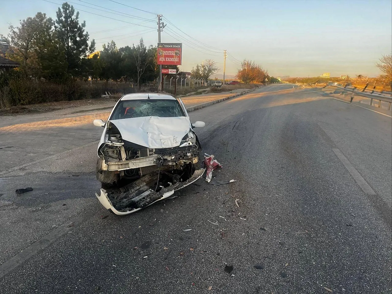 Afyon'da İki Araç Çarpıştı: 6 Kişi Yaralandı