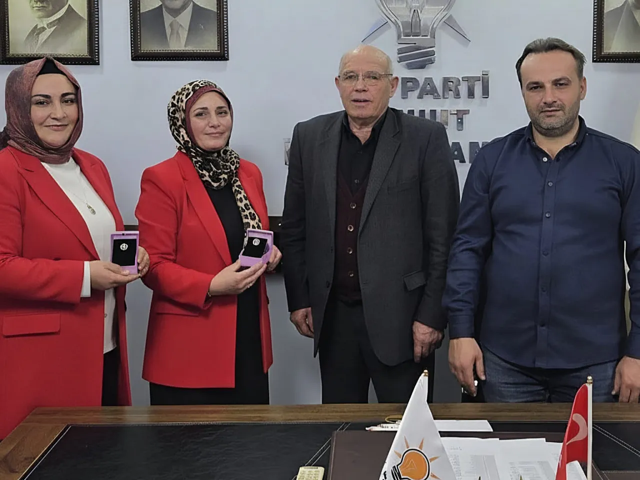 Başarılı Teşkilata AK Parti'den Gümüş Rozet