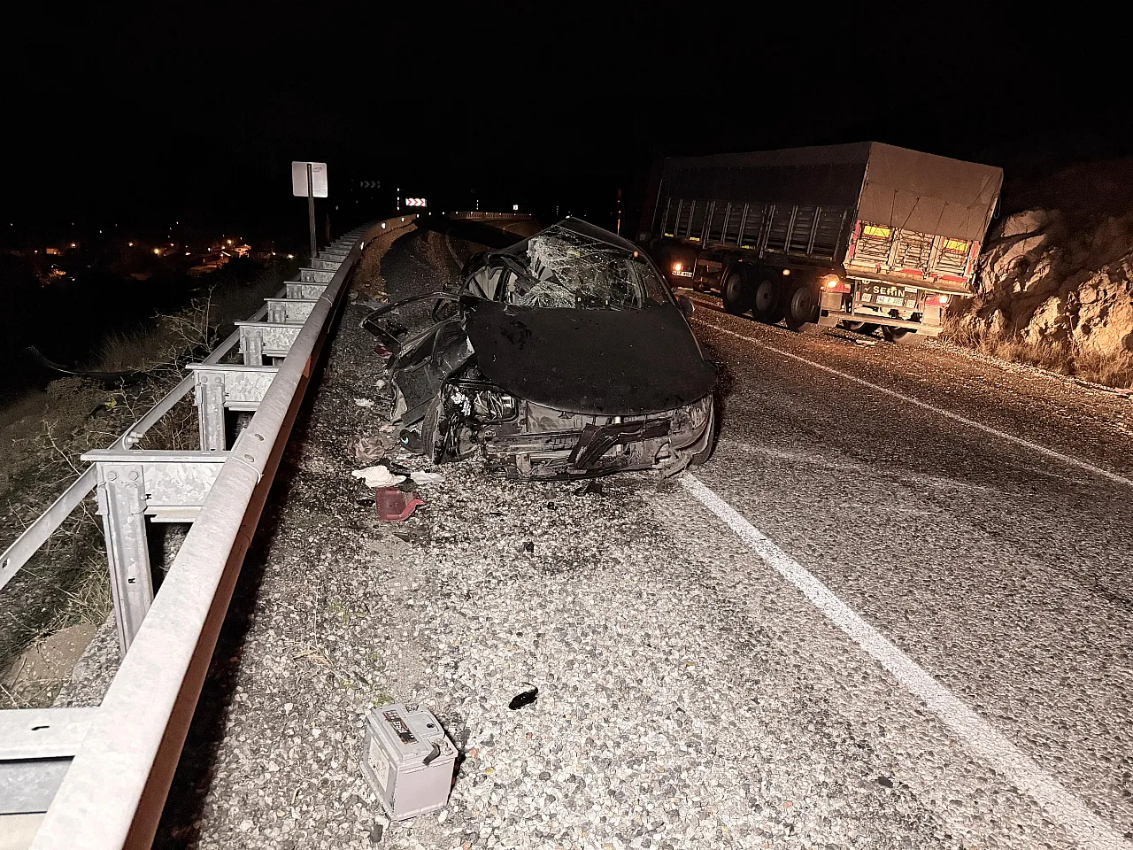 Tıra Çarpan Otomobilde 4 Kişi Yaralandı