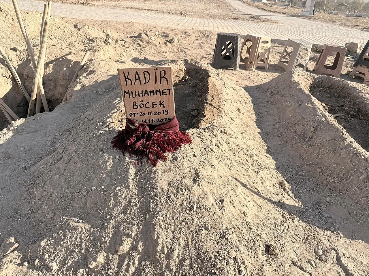 Zehirlenme Faciasında Hayatlarını Kaybetmişlerdi... Mezar Taşına Duvak...