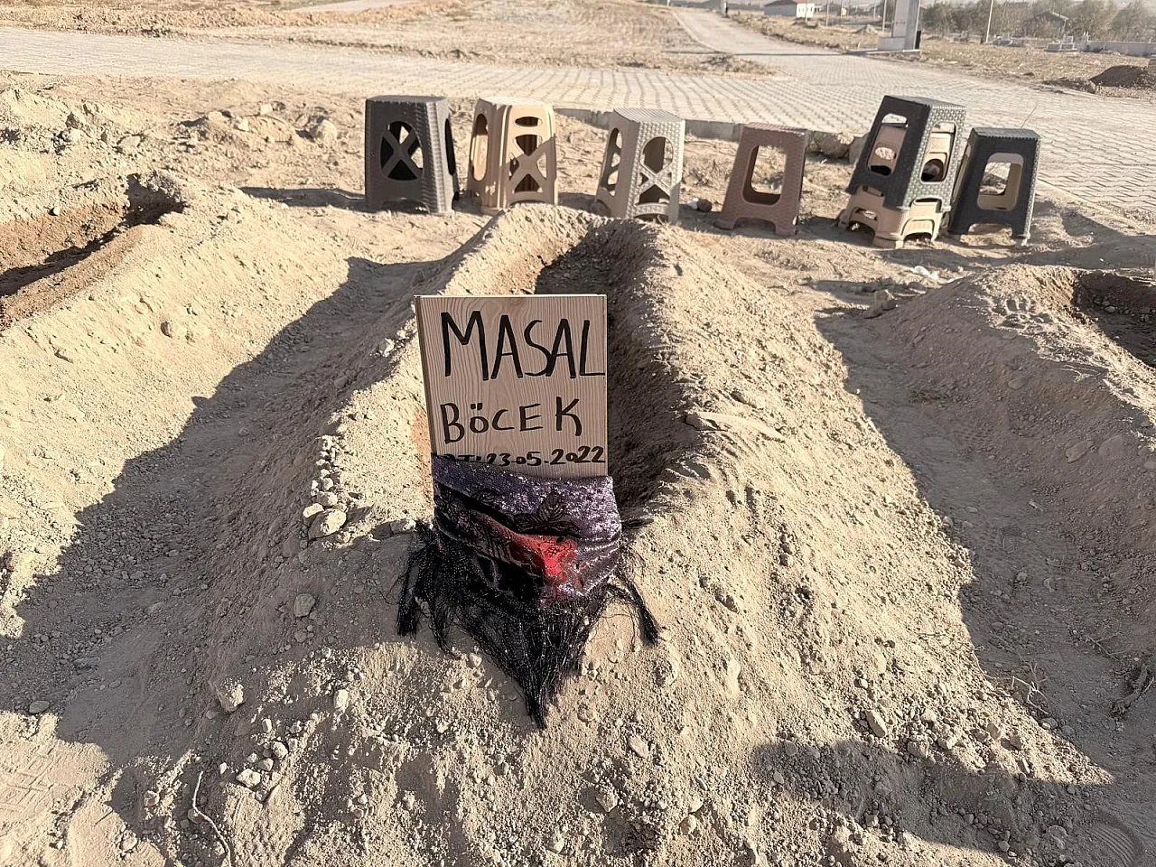 Zehirlenme Faciasında Hayatlarını Kaybetmişlerdi... Mezar Taşına Duvak...