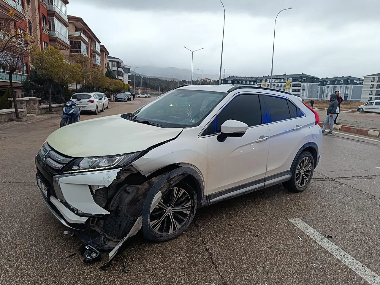 Afyon'da Kontrolden Çıkan Otomobil Zincirleme Kazaya Neden Oldu