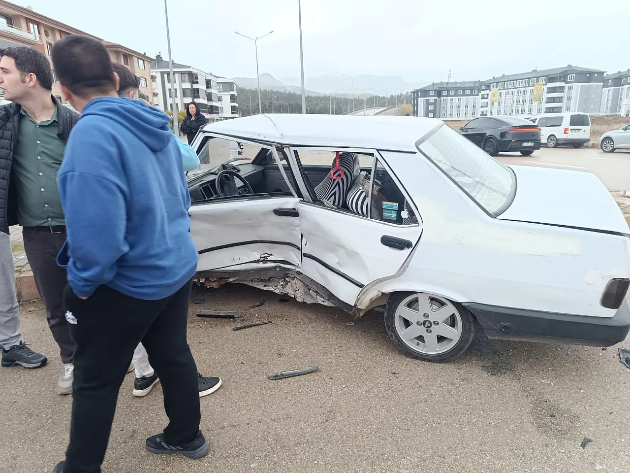Afyon'da Kontrolden Çıkan Otomobil Zincirleme Kazaya Neden Oldu