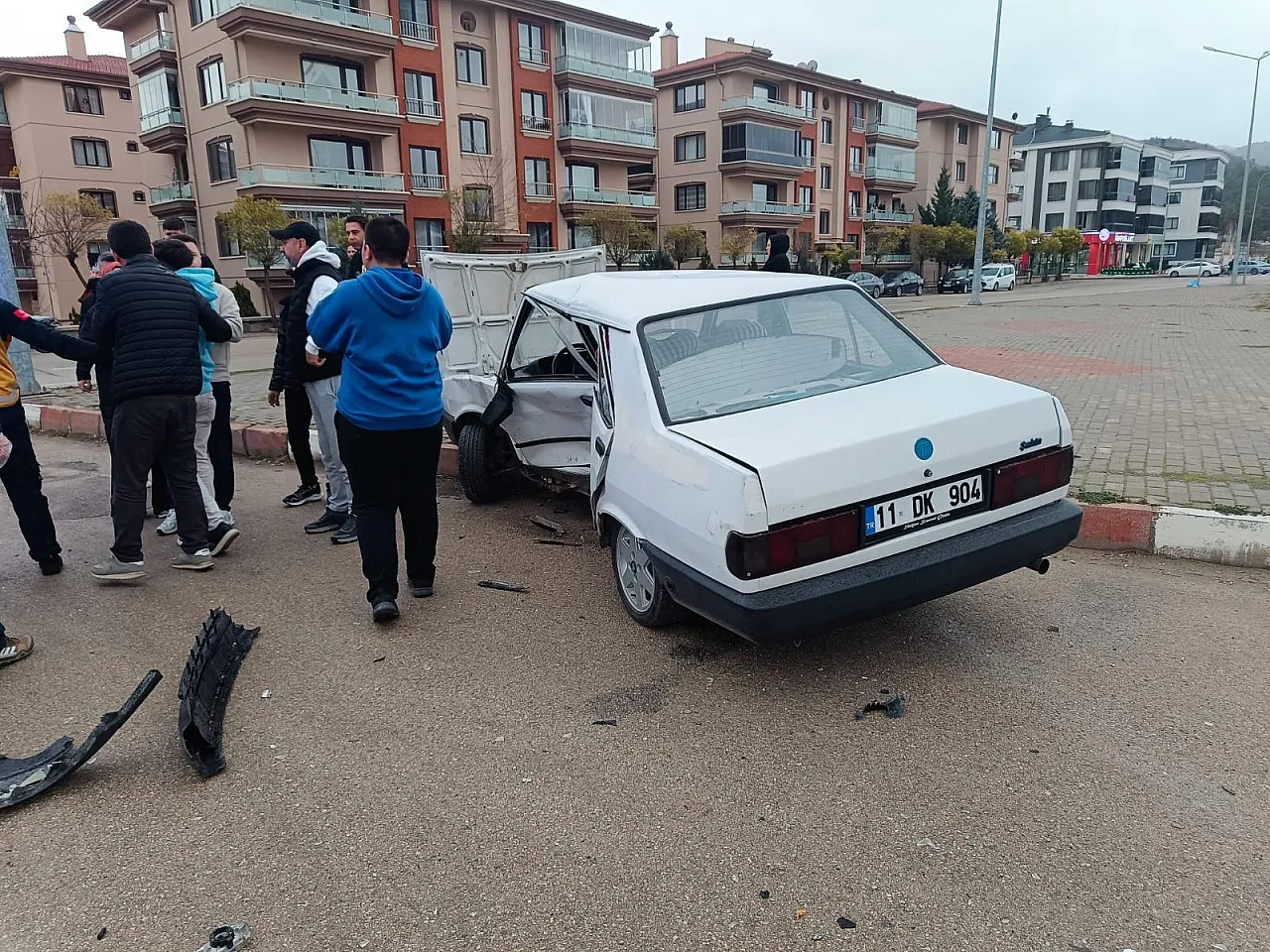Afyon'da Kontrolden Çıkan Otomobil Zincirleme Kazaya Neden Oldu