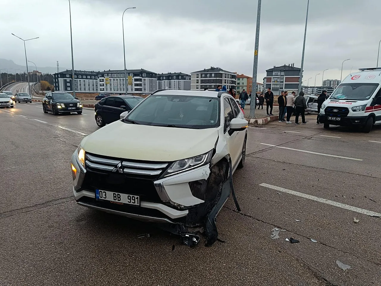 Afyon'da Kontrolden Çıkan Otomobil Zincirleme Kazaya Neden Oldu