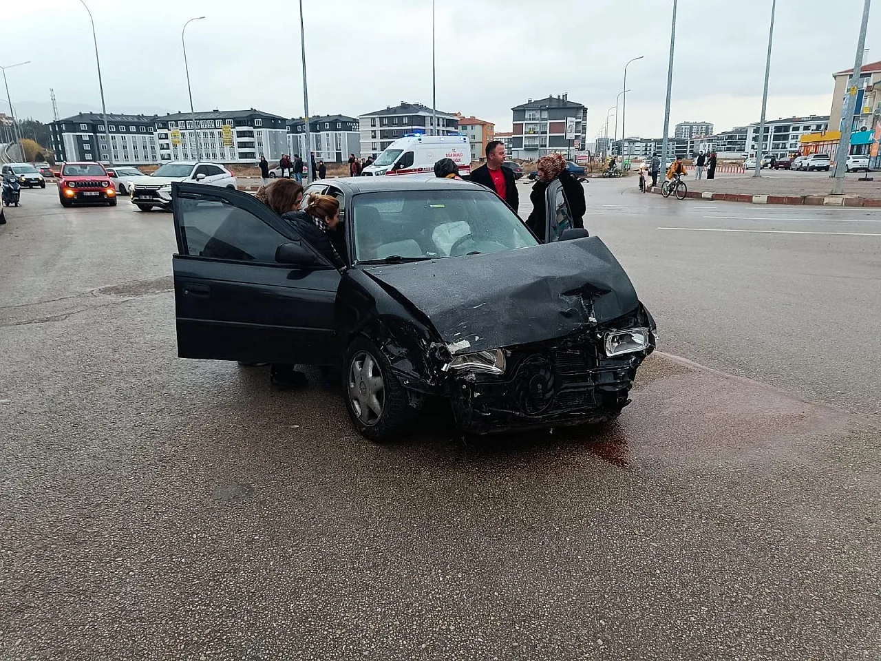 Afyon'da Kontrolden Çıkan Otomobil Zincirleme Kazaya Neden Oldu