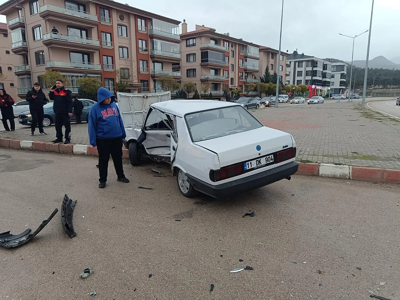 Afyon'da Kontrolden Çıkan Otomobil Zincirleme Kazaya Neden Oldu