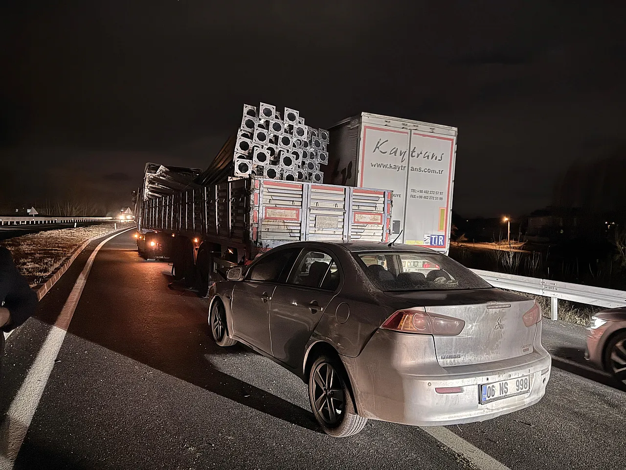 İki Tır Ve Otomobilin Çarpıştığı Kazada Bir Kişi Yaralandı