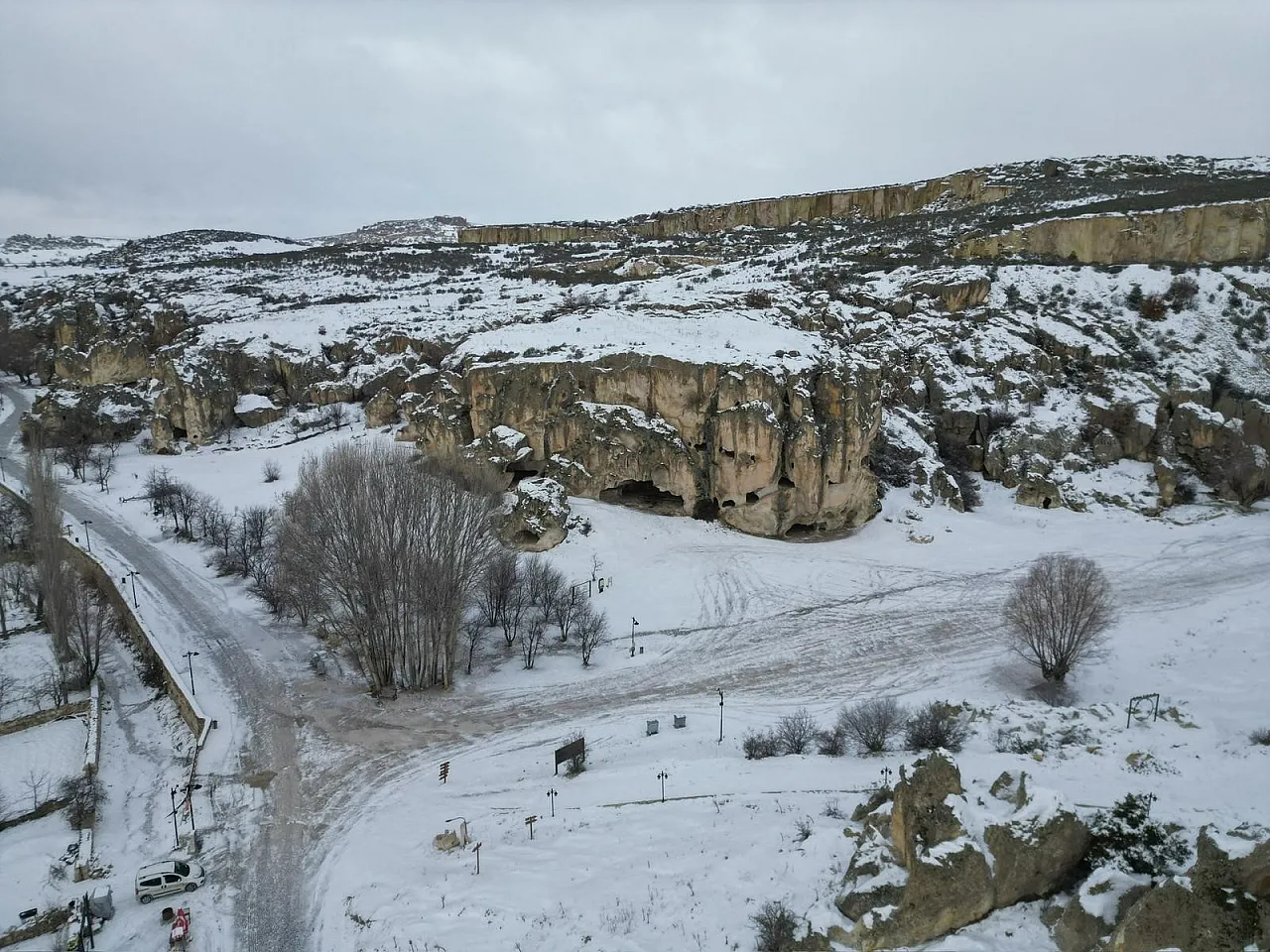 Kar Altındaki Frig Vadisi Seyrine Doyumsuz Bir Manzara Oluşturdu