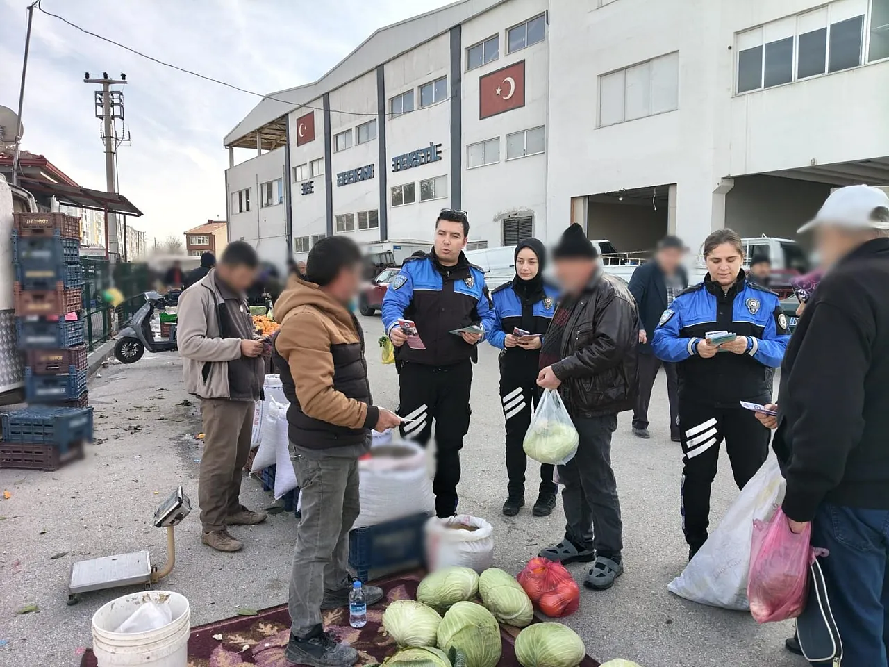 Afyon'da Pazarcılara Polisten Özel Bilgilendirme