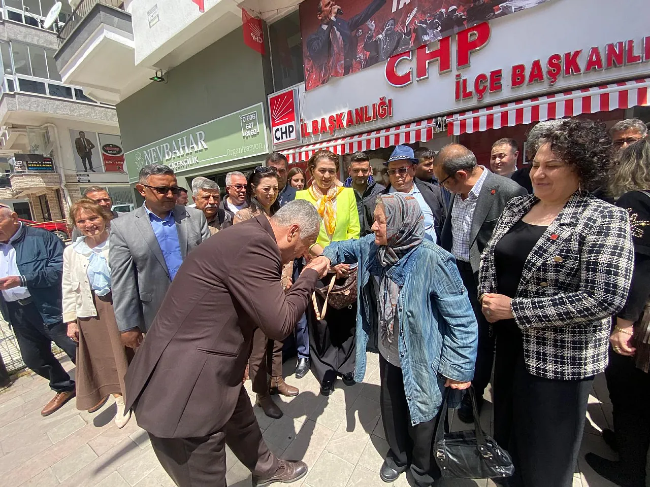 CHP Afyon'dan Sert Çıkış: Barlardan Toplanan Tipleri Kapımıza Yığdılar
