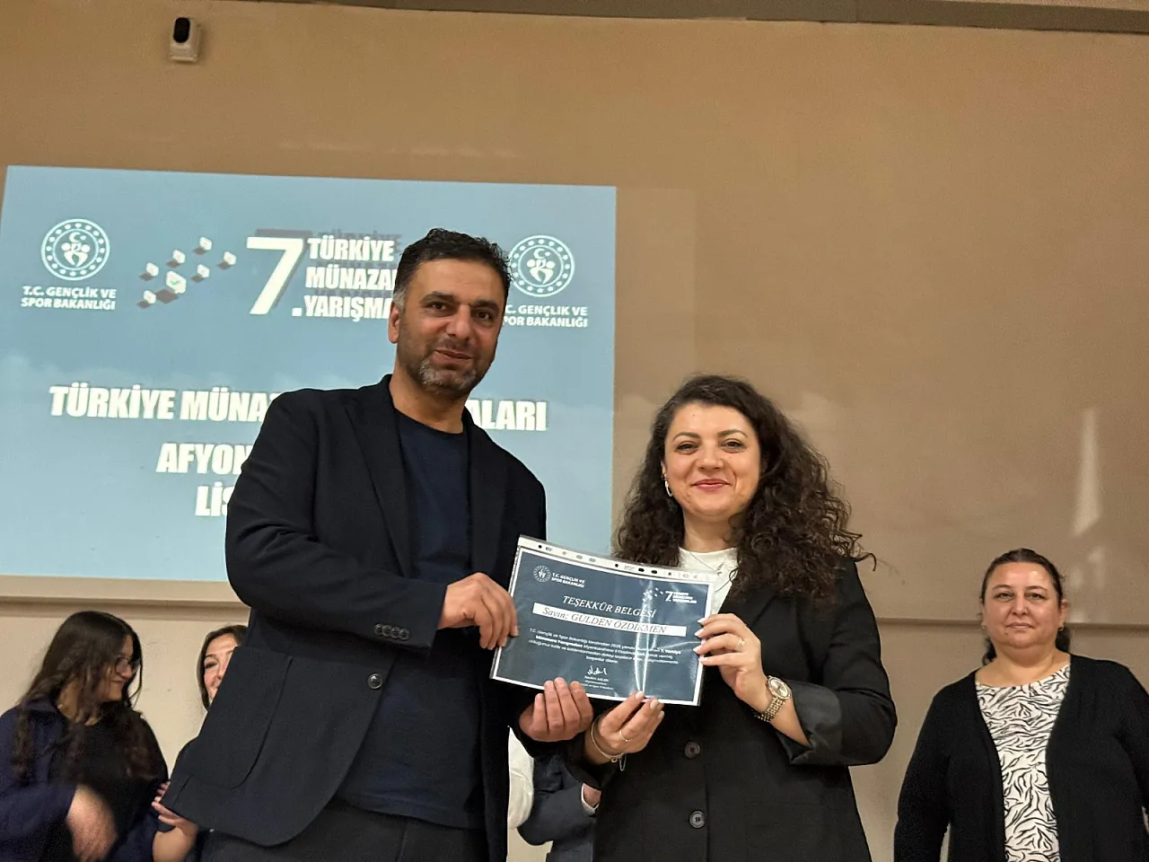 Münazarada Birinci Olmak İçin Yarıştılar