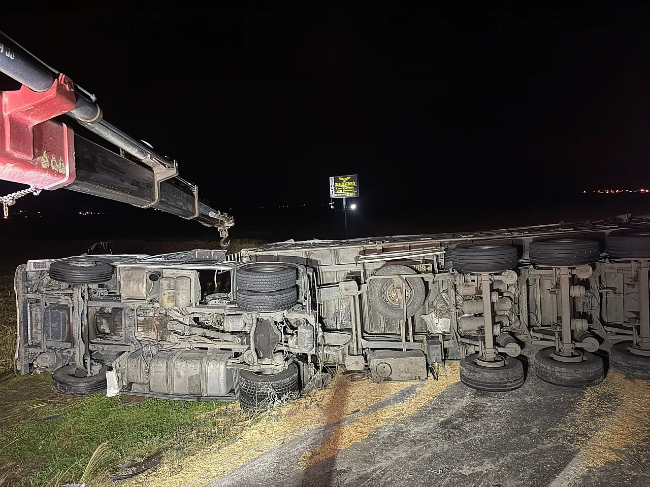 20 Ton Mısır Yola Saçıldı: 4 Yaralı