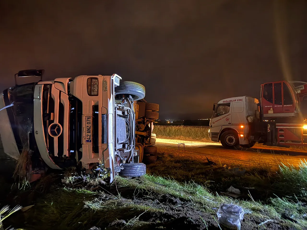 20 Ton Mısır Yola Saçıldı: 4 Yaralı