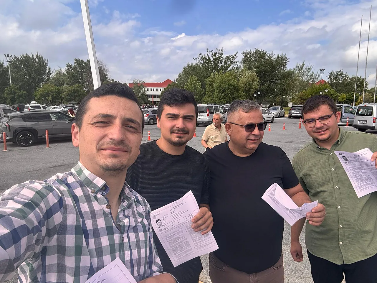 3 Oğlu İle Birlikte Üniversite Okuyacak