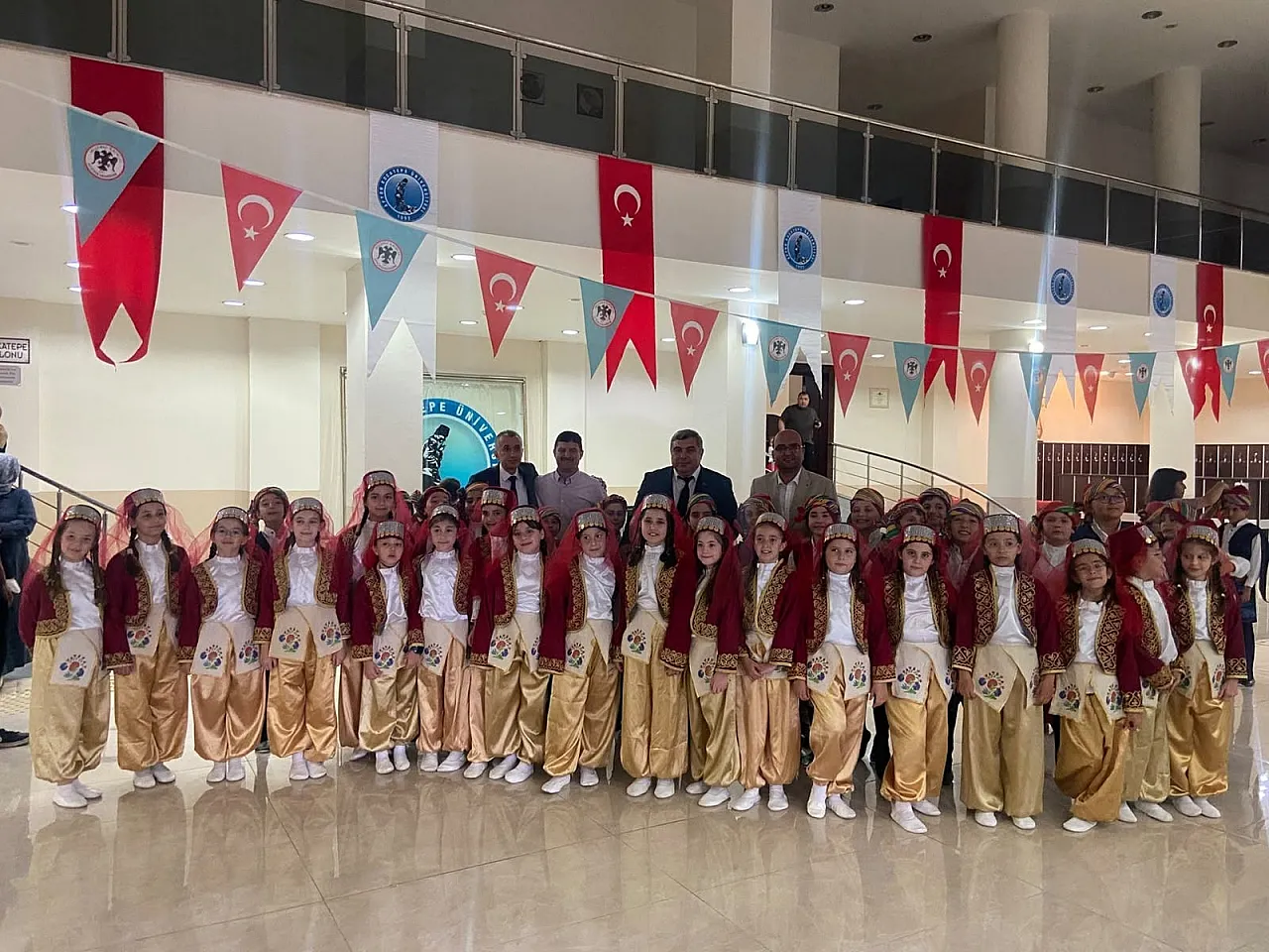 Halk Oyunları Performanslarına Büyük Alkış