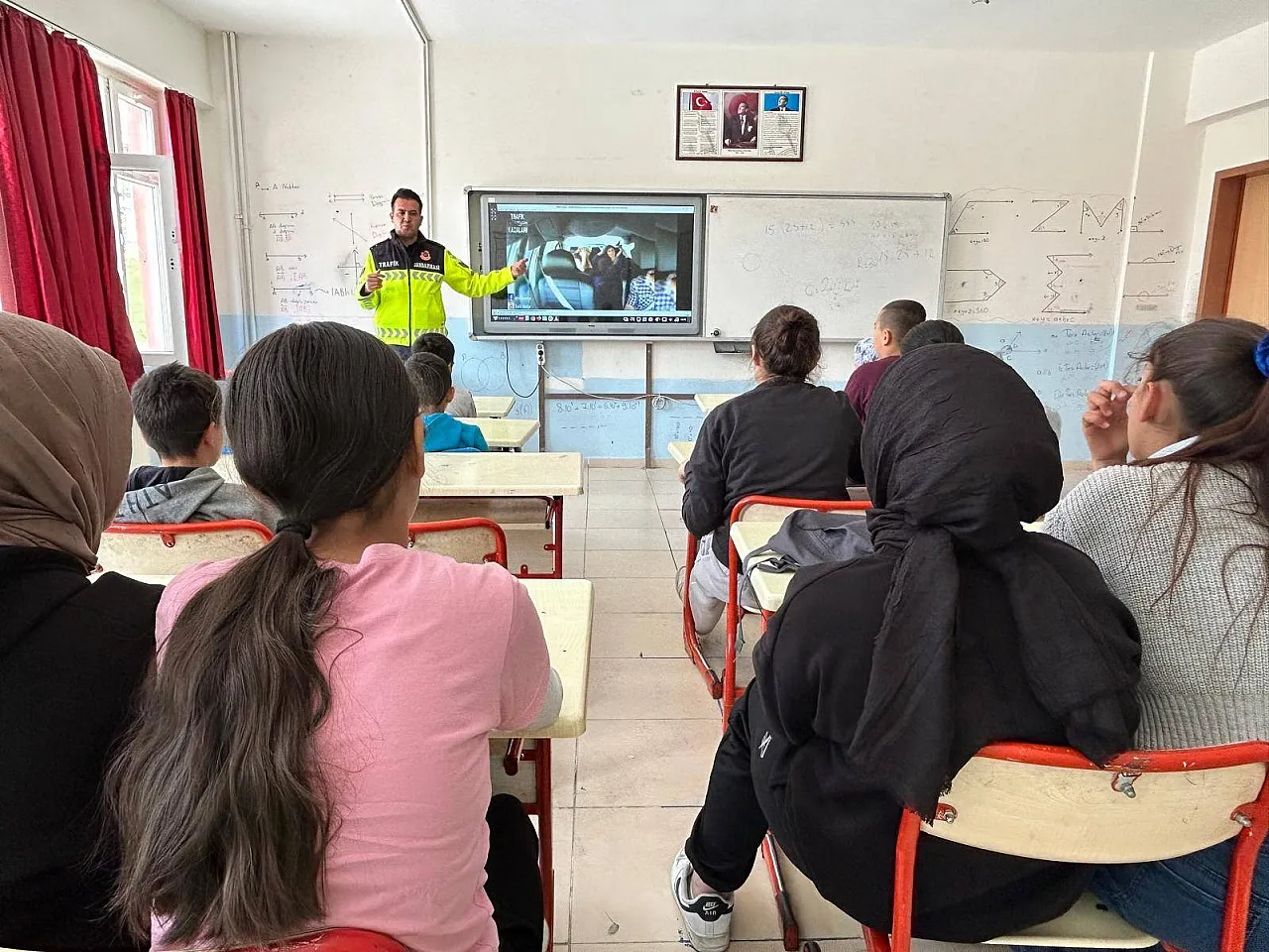Jandarma 6 Ayrı Noktada Trafik Eğitimleri Verdi