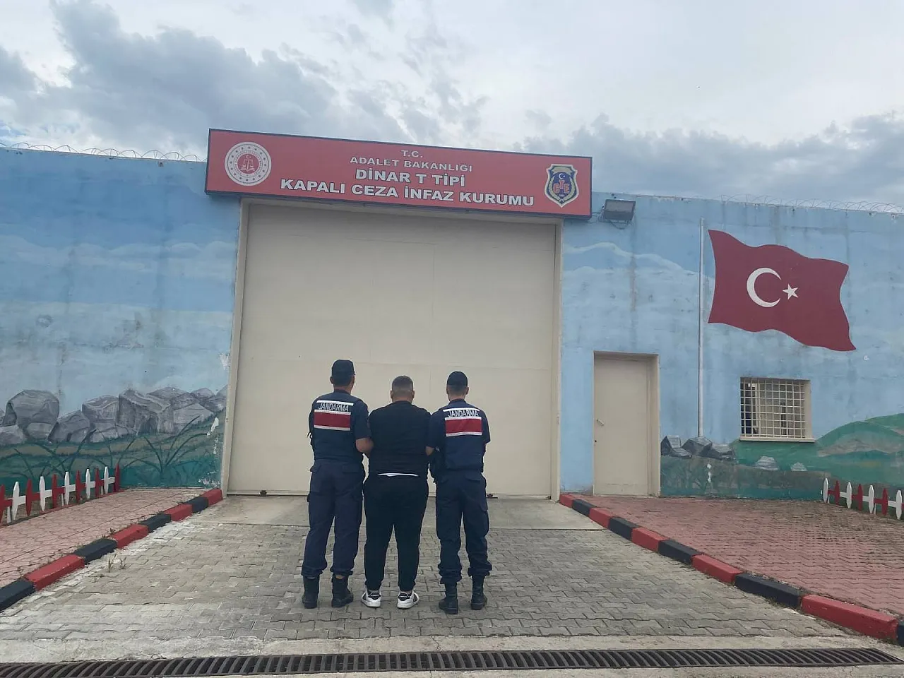 Jandarmanın Yakaladığı 48 Kişiden 12'si Tutuklandı