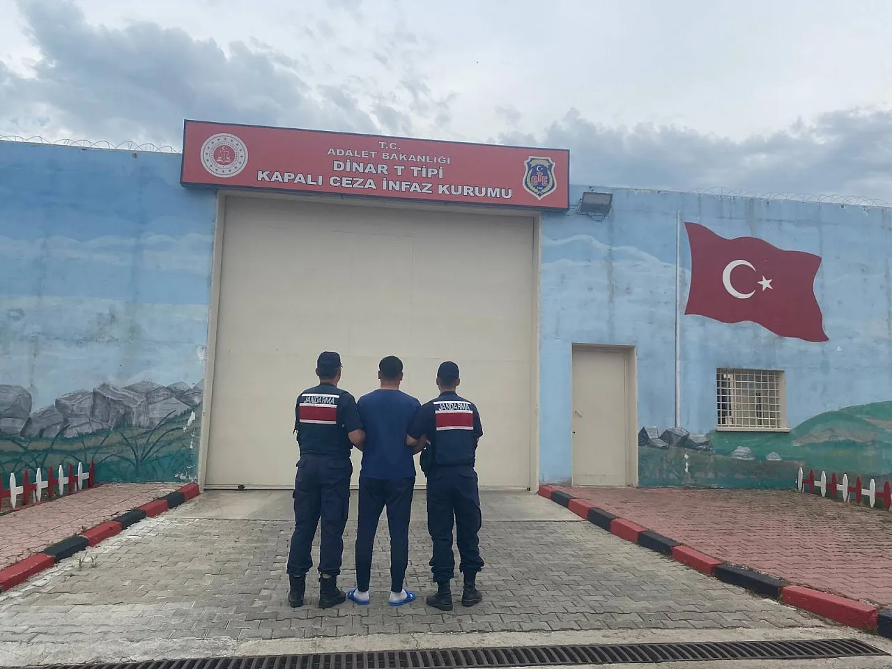 Jandarmanın Yakaladığı 48 Kişiden 12'si Tutuklandı