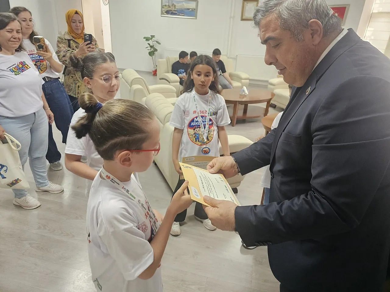 Müdür Sünnetci, Başarılı Öğrencilere Belge Verdi
