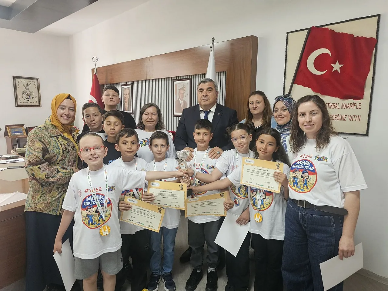 Müdür Sünnetci, Başarılı Öğrencilere Belge Verdi
