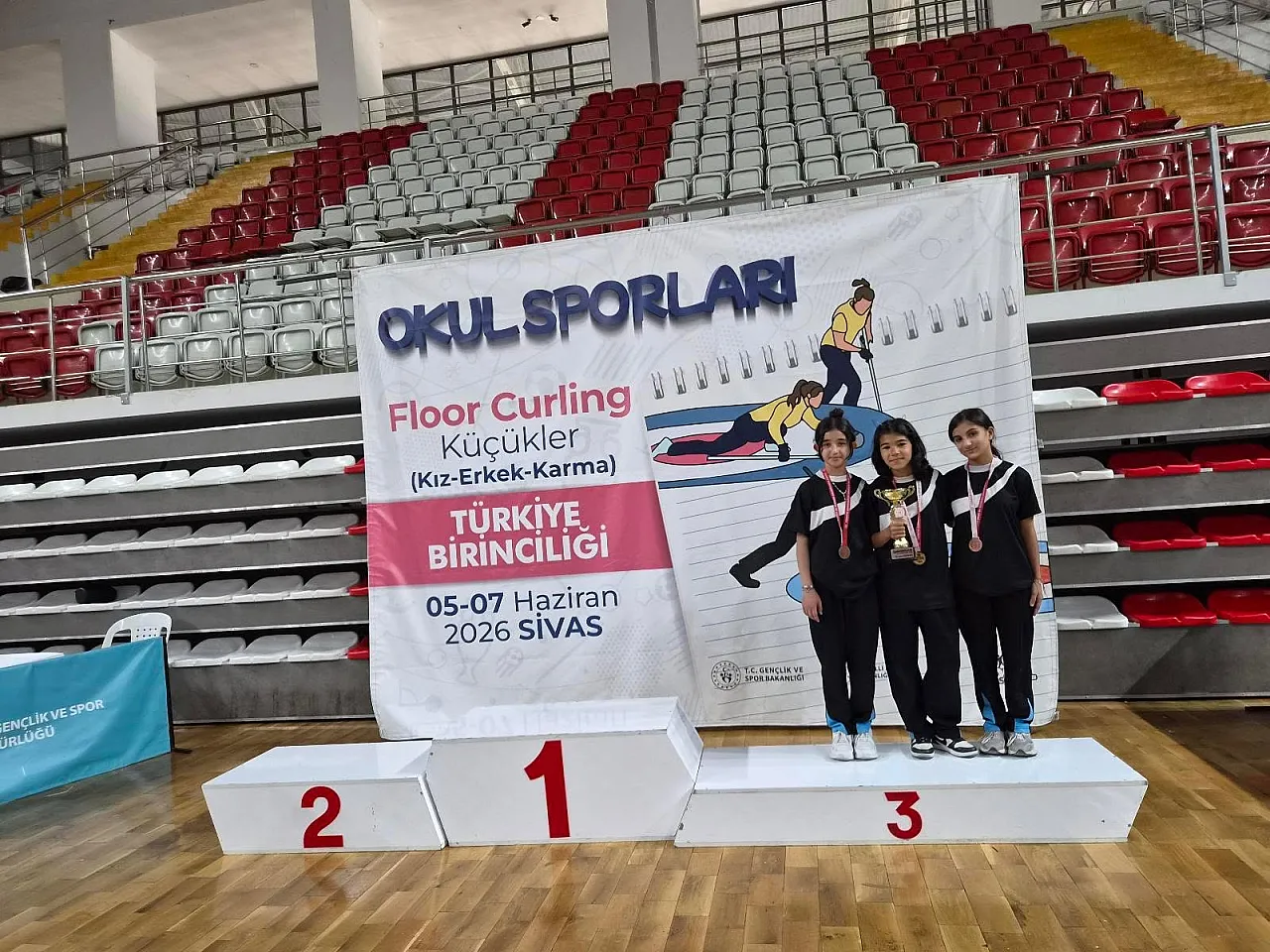 Yunus Emre Ortaokulu Kızlar Takım Büyük Gurur Yaşattı