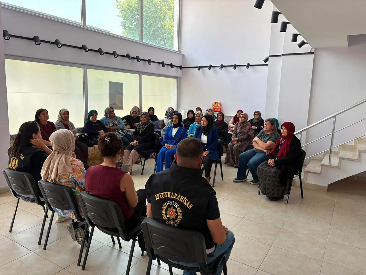 Afyonkarahisar'da Kadın Kursiyerlere KADES ve ŞÖNİM Bilgilendirmesi