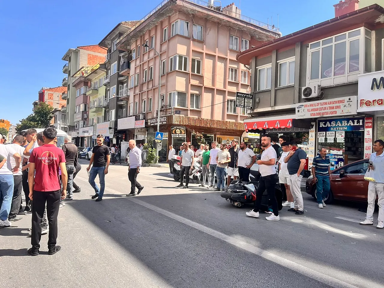 Ara Sokağa Dönmek İstedi, Karşıdan Gelen Motosikletle Çarpıştı