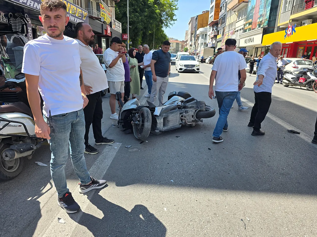 Ara Sokağa Dönmek İstedi, Karşıdan Gelen Motosikletle Çarpıştı